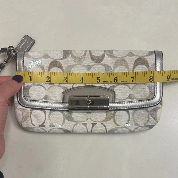 Coach wristlet purse. - Picture 5 of 9